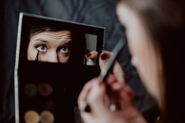 Bold Lips or Smoky Eyes? Mastering Statement Makeup